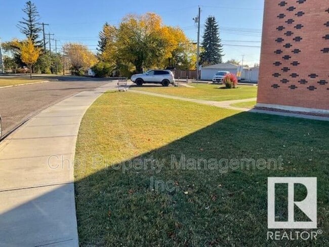 Photo - 6103-6198 98 Ave NW