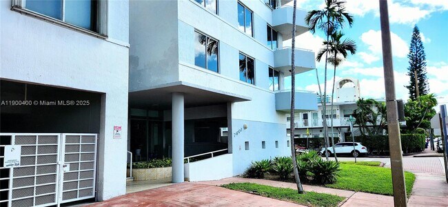 Photo - 7601 Dickens Ave Unidad 303