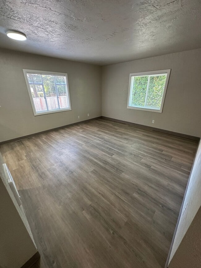 Photo - (949) Harrison Street Plex - 2 Bedroom / 1 Bathroom - Updated Unidad 03 (R)