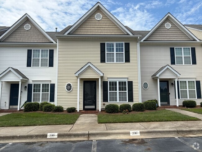 Building Photo - 3 Bedroom, 2.5 Bathroom Townhouse in High ...
