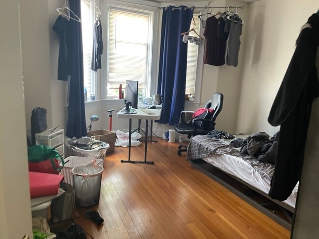 Building Photo - 3 Bed split with Heat and Hot water Inc FR... Rental