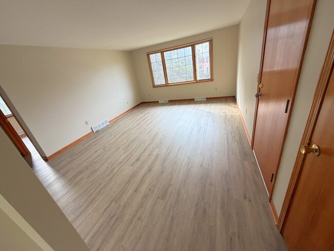 Building Photo - 45 Oakridge Dr Unit 4