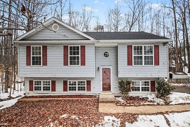 Photo - AVAILABLE NOW-3 Bedroom Split foyer in Stafford