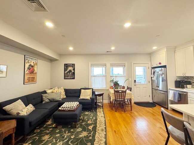 Photo - 214-216 E Eagle St Unit 4