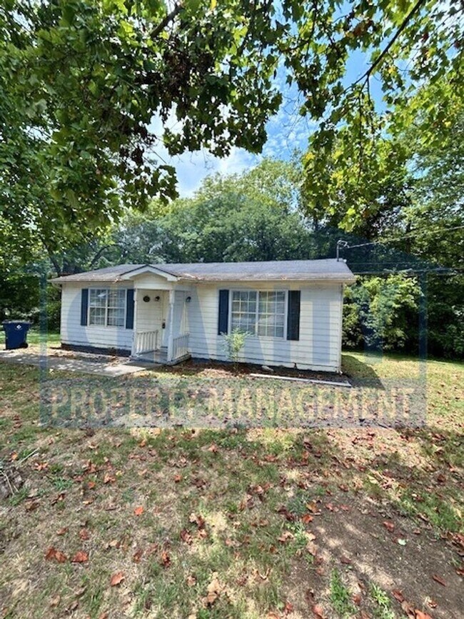 Cozy house with screened-in back porch - Cozy house with screened-in back porch