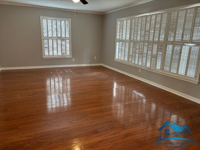 Photo - 2661 Oxford Ave