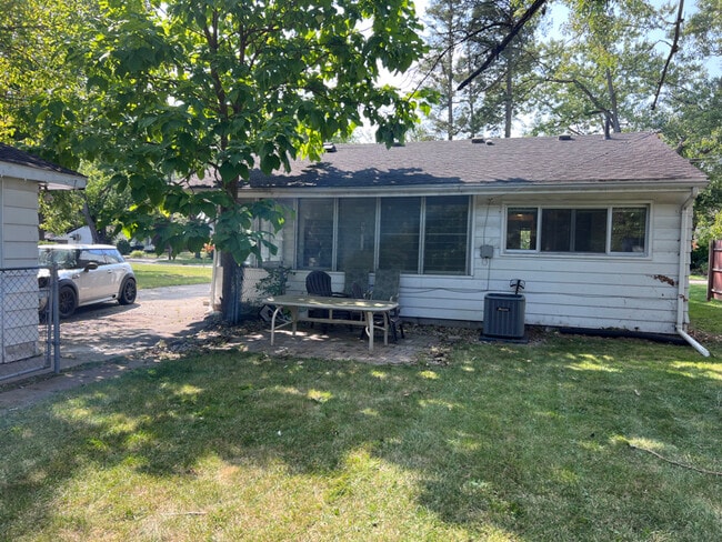 Photo - 3335 Springbrook St