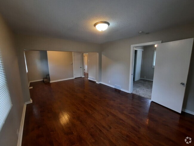 Building Photo - 2 Bedroom, 1 Bathroom rental home with gar...