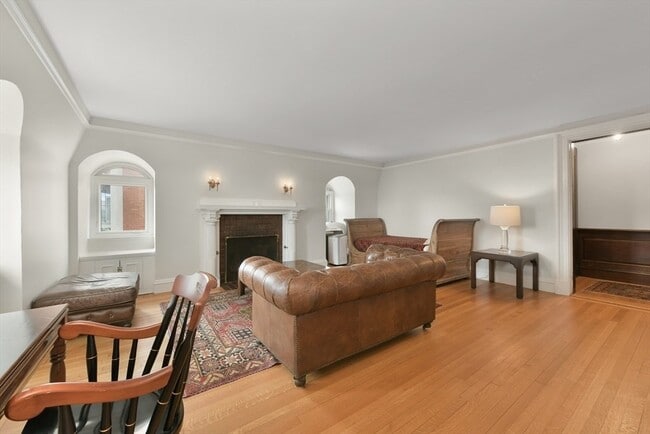 Building Photo - 334 Beacon St Unit 9 Rental
