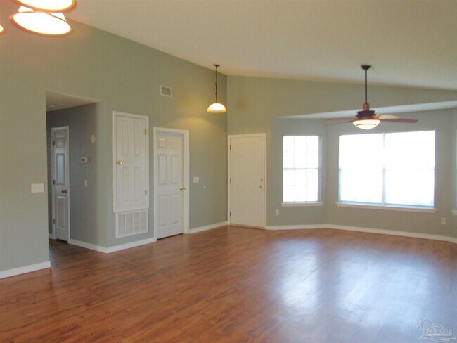 Photo - 386 Mizzen Ln