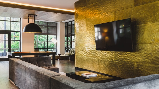TV y sala de juegos con mesa de billar y TV de pantalla plana