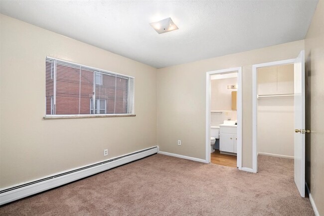 Urban Convenience: 1-Bedroom with Walk-In ... - Urban Convenience: 1-Bedroom with Walk-In ... Apartment Unit 102