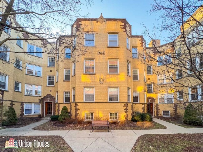 Building Photo - 4408 N Rockwell St Unit M00B Rental