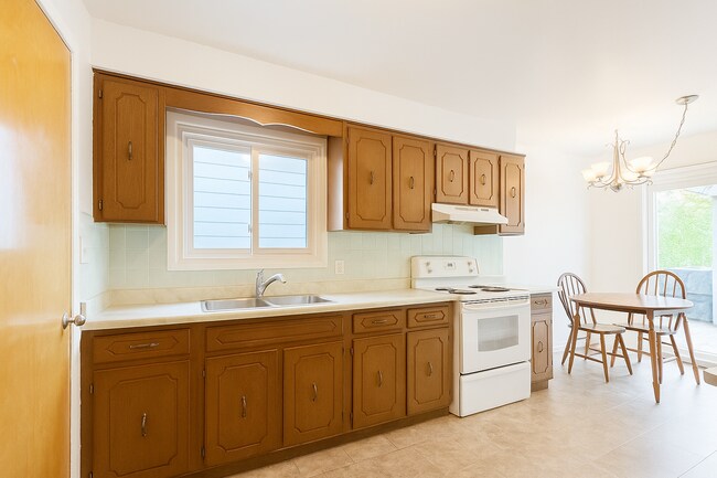 Photo - 19 Reid Ave N