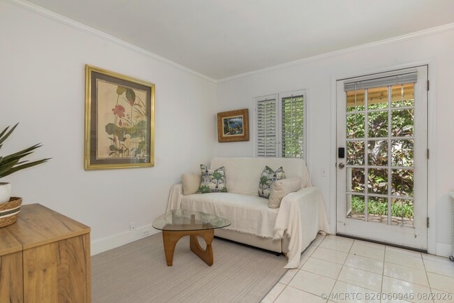 155 Peruvian Ave Unit Back Cottage