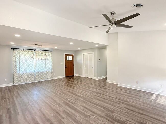 Photo - Beautiful 4 Bedroom Pool Home - Scenic Hei...
