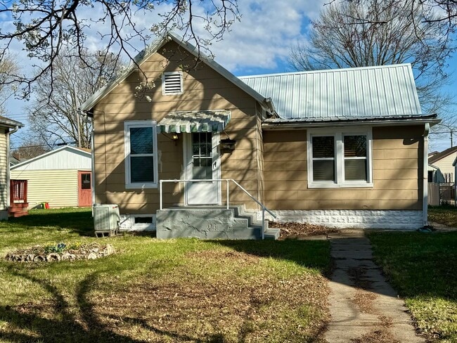 Building Photo - Two bedroom one bath home for rent. Call ...