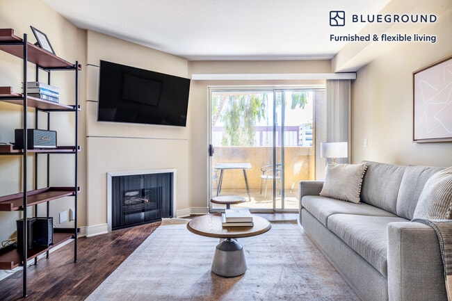 Building Photo - 7660 Beverly Blvd Rental