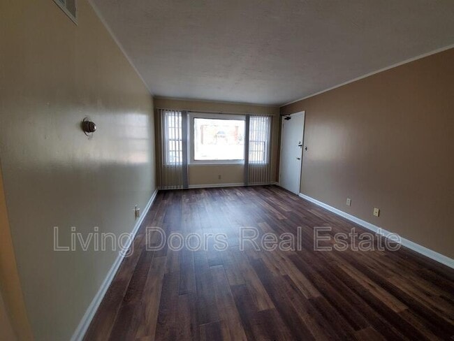 Photo - 305 S 47th St