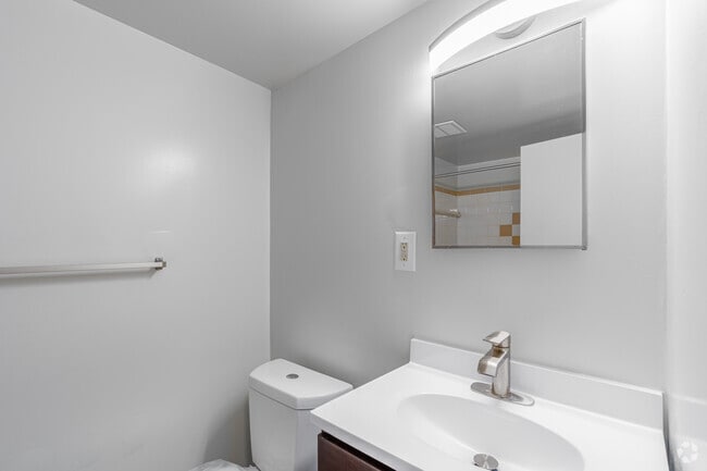 2BR, 2BA - 1000SF - Primary Bathroom