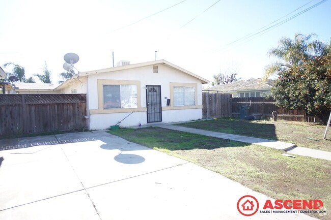 Building Photo - Cute Home McFarland!