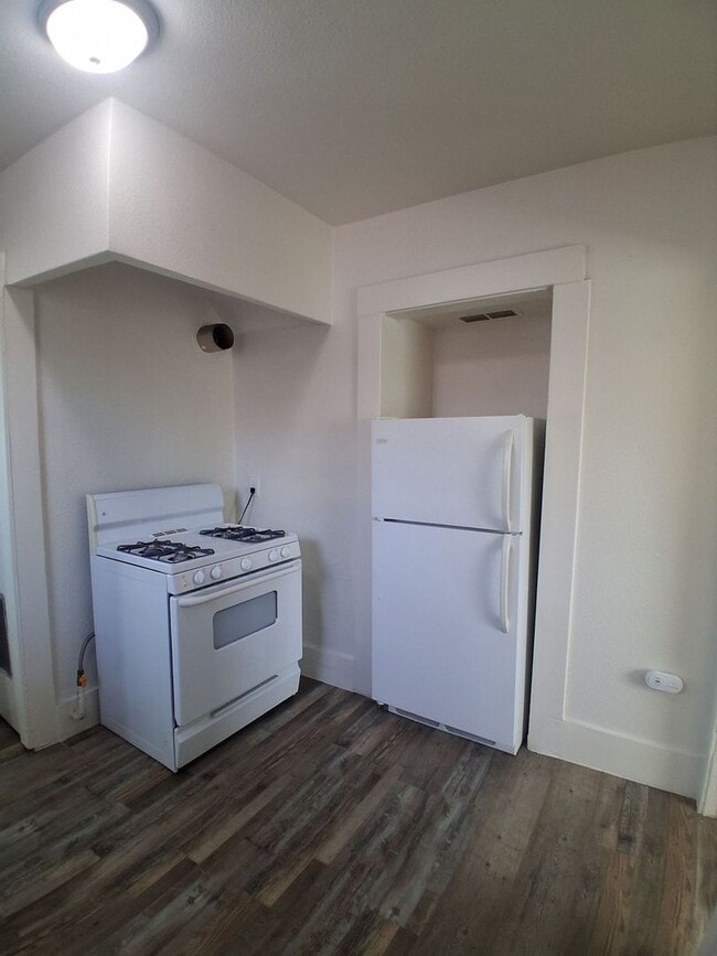 956-958 N. Farris Ave