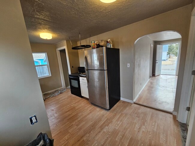 Kitchen - 715 W 8th St