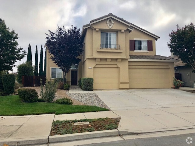 Building Photo - Clean 4 Bedroom, 2.5 Bath Home with 3 Car ...