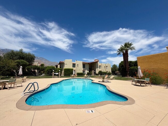 Building Photo - AVAILABLE NOW!! 1 Bedroom 1 Bathroom Condo in Palm Springs! Unit 18