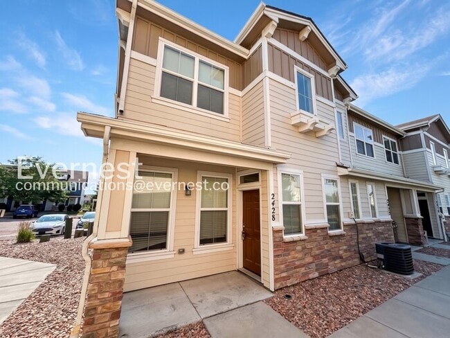 Building Photo - 3 Bed/2.5 Bath Townhome with Modern Amenities / Available Now!