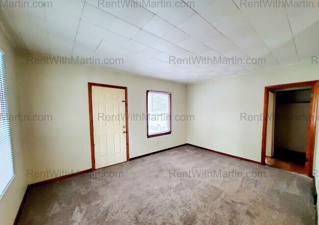 Photo - FOR RENT- Fully Remodeled home In the quiet Spring View neighborhood of Waterloo! Pets ok!