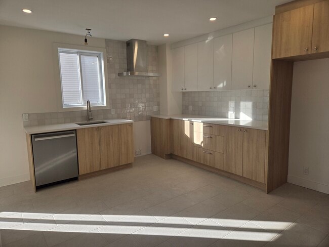 Building Photo - 120 Major Unit 4 1/2 rénové laval