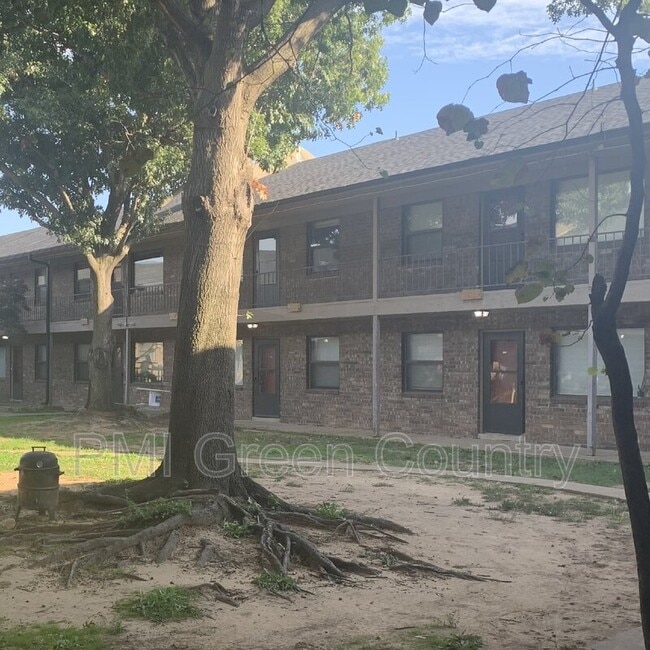 Building Photo - 917 N Yale Ave Unit 101