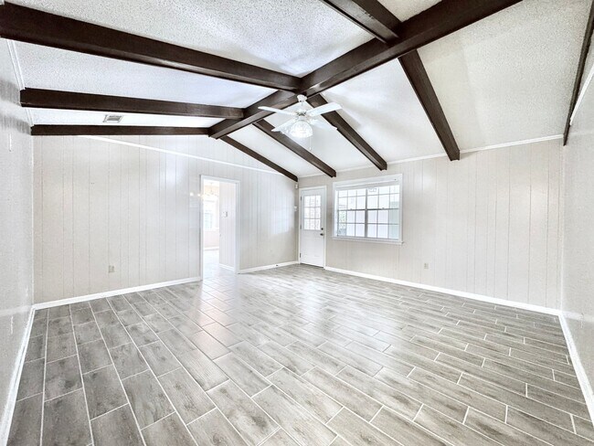 Photo - Beautiful Sherwood Oaks 3BR/2BA Home With Patio, Carport & Security Features!