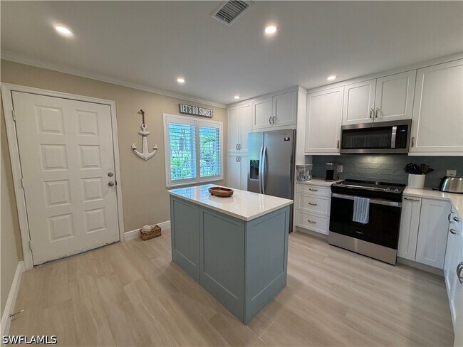Building Photo - 3002 Sandpiper Bay Cir Unit A306