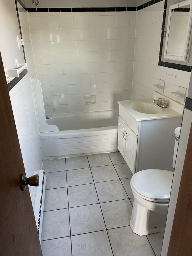 Building Photo - 1136 Atwood Ave Unit 2nd floor right Rental