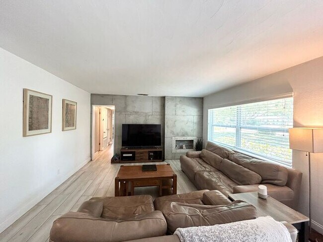 Photo - Gorgeous 3/2 Mid-century Modern Style Home...