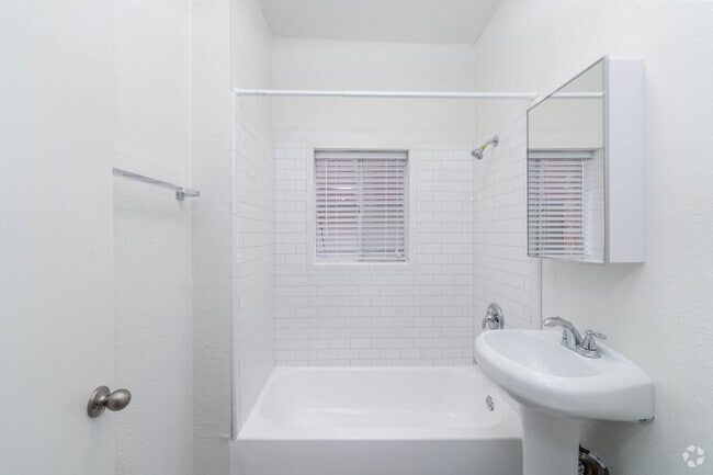 Studio, 1BA - 450SF