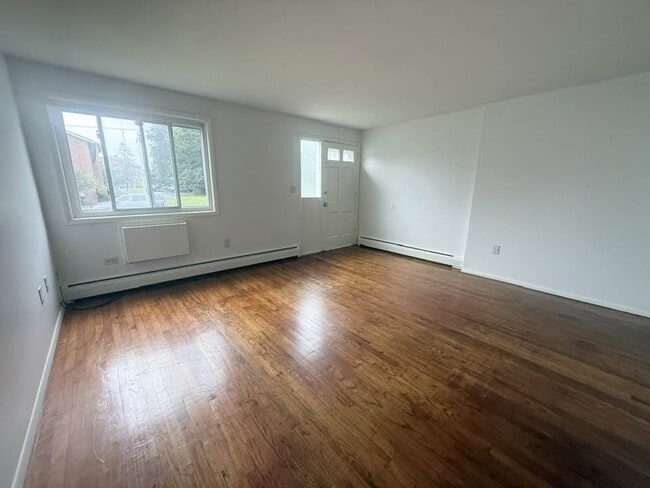 Tomshir Apartments