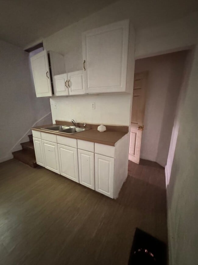 Photo - 3 bedroom 2 bathroom house. $1050.00