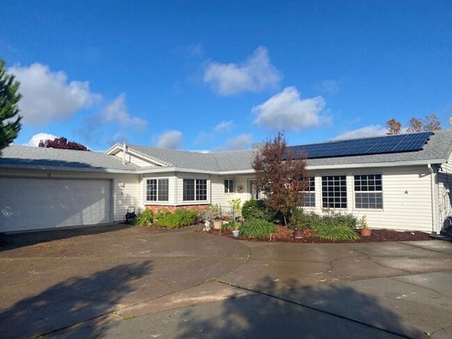 Building Photo - Nice Home w/ Pool!