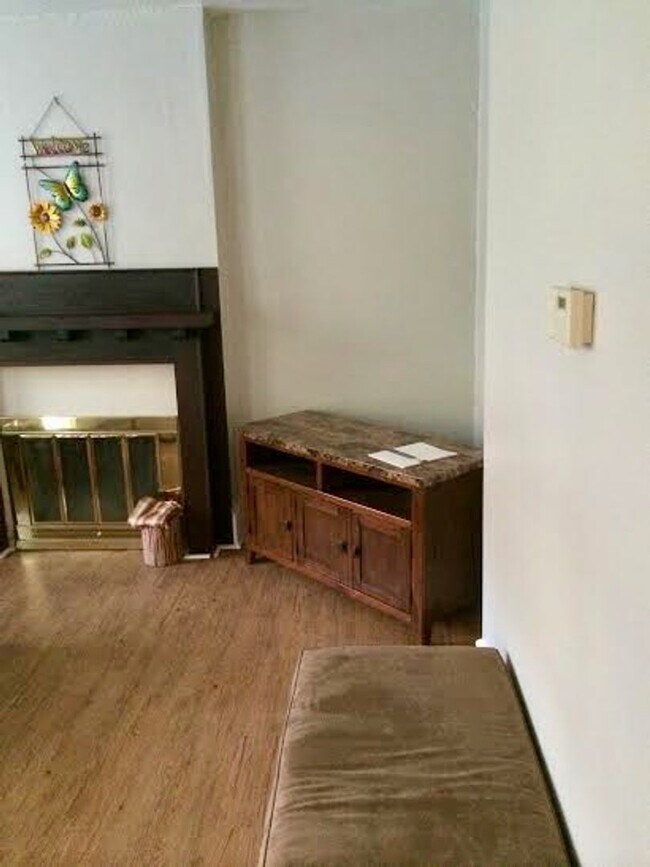Photo - *** Amazing Shadyside Apartment * Walk to everything * Pet Friendly * Duplex Style Apartment * Lu... Unidad 2
