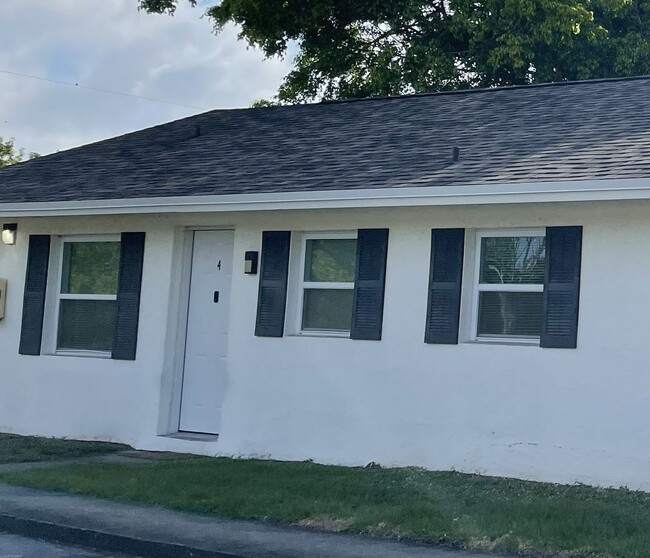 Building Photo - Vero Beach 2 Bedroom 1 Bath Unit 575-03