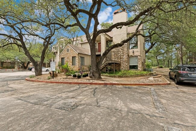 Building Photo - 6810 Deatonhill Dr Unit 204