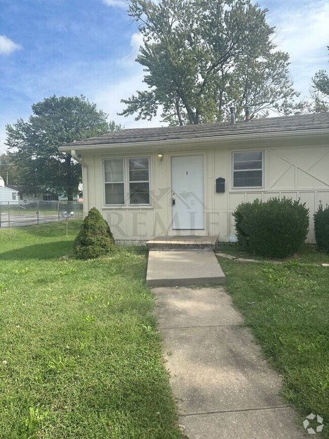 Building Photo - 2 bed / 1 bath -4 plex - close to school -... Rental