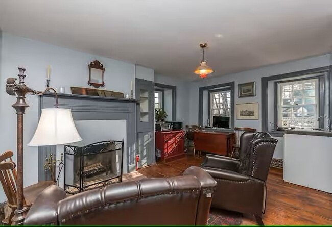 Sitting Room/ Table Area - 570 Mill Rd Unit rental apartment