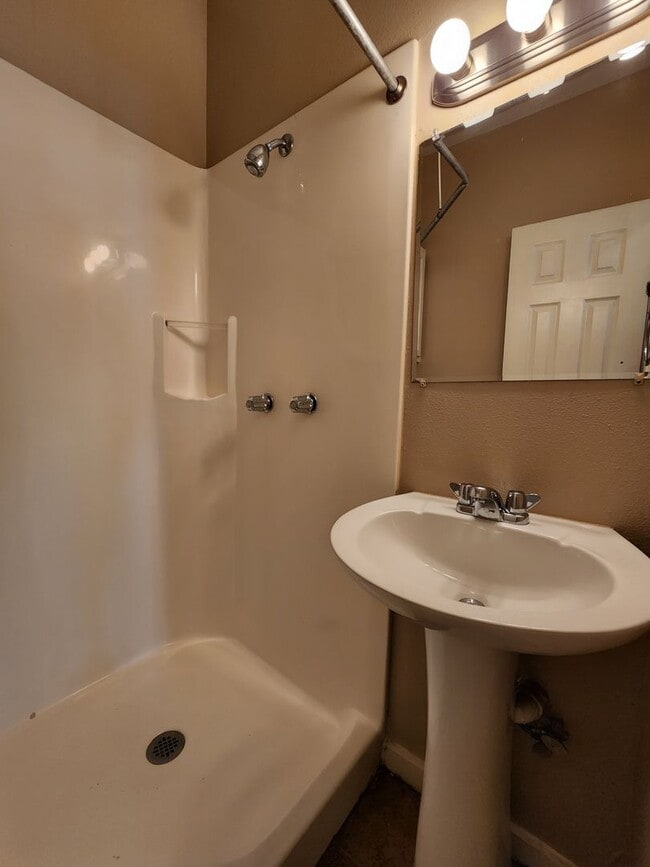 Building Photo - 635-635 1/2 S Vine Ave Unit 635 Rental