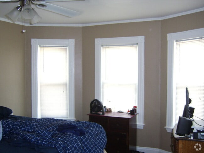 Building Photo - 77 Fairbanks St Rental