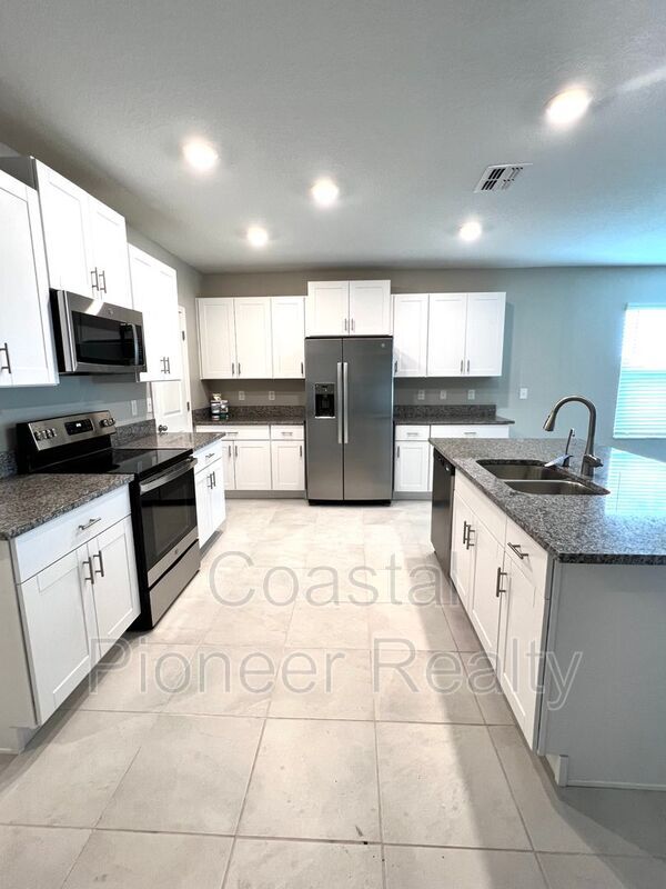 Photo - 16695 Parker River St