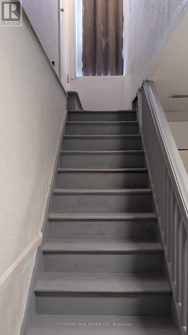 Photo - 752 Main St E